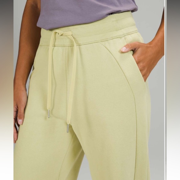 Lululemon Scuba Relaxed High-Rise Jogger - Picture 4 of 7
